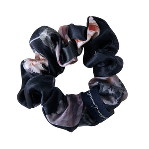Silk Scrunchie Black | Fleur Japonaise