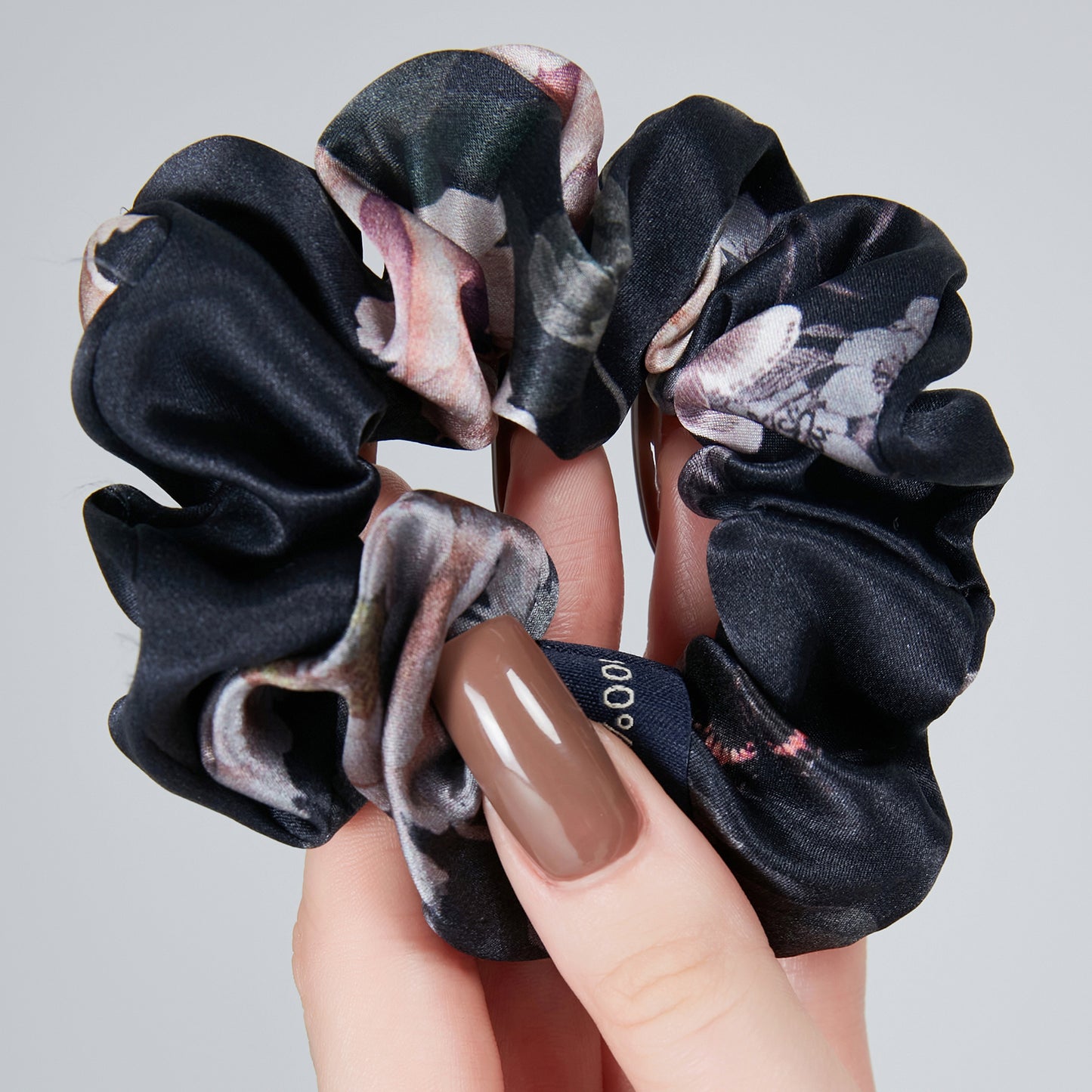 Silk Scrunchie Black | Fleur Japonaise